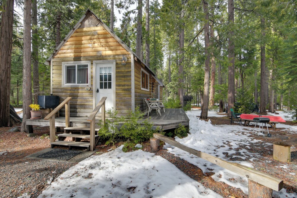 Walk to Trails & Butte Creek: Cozy Retreat w/ Deck
