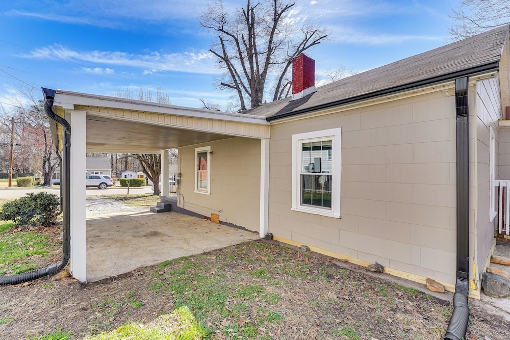 Close to Shops, Eats & Hospital: Roxboro Retreat
