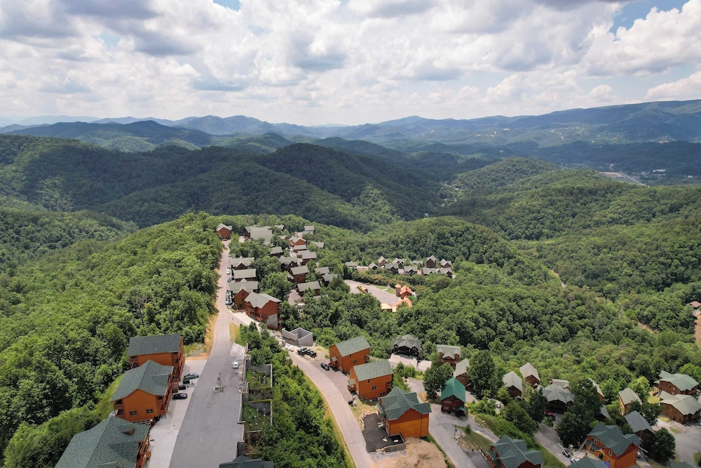 2 Homes Firefly Trail Way by Avantstay Sleeps 28, Indoor Pool + Hot Tub + Movie Theater & Game Room