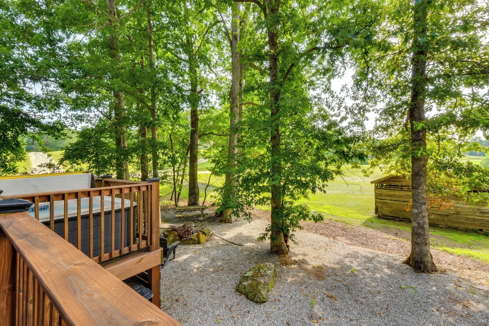 6 Mi to Helen: Mtn-view Retreat w/ Hot Tub!