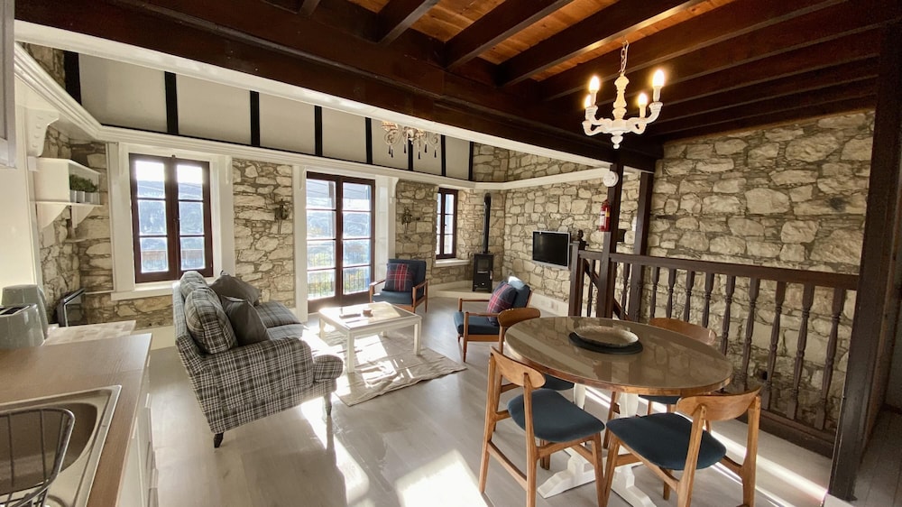 Leonys House in Dhoros