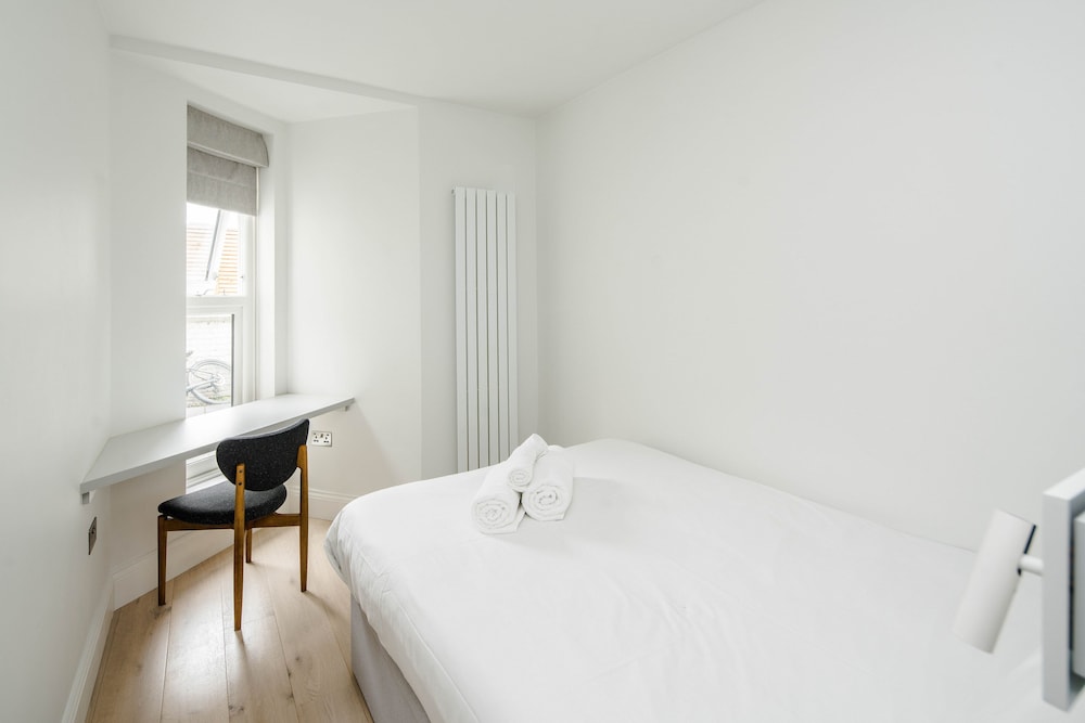 Stylish 2 Bedroom / 2 Bath In Notting Hill