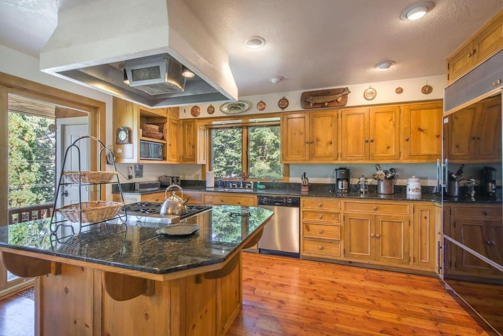 Ellis Peak by Avantstay Beautiful Mckinney Cabin w/ Filtered Lake Views view 4