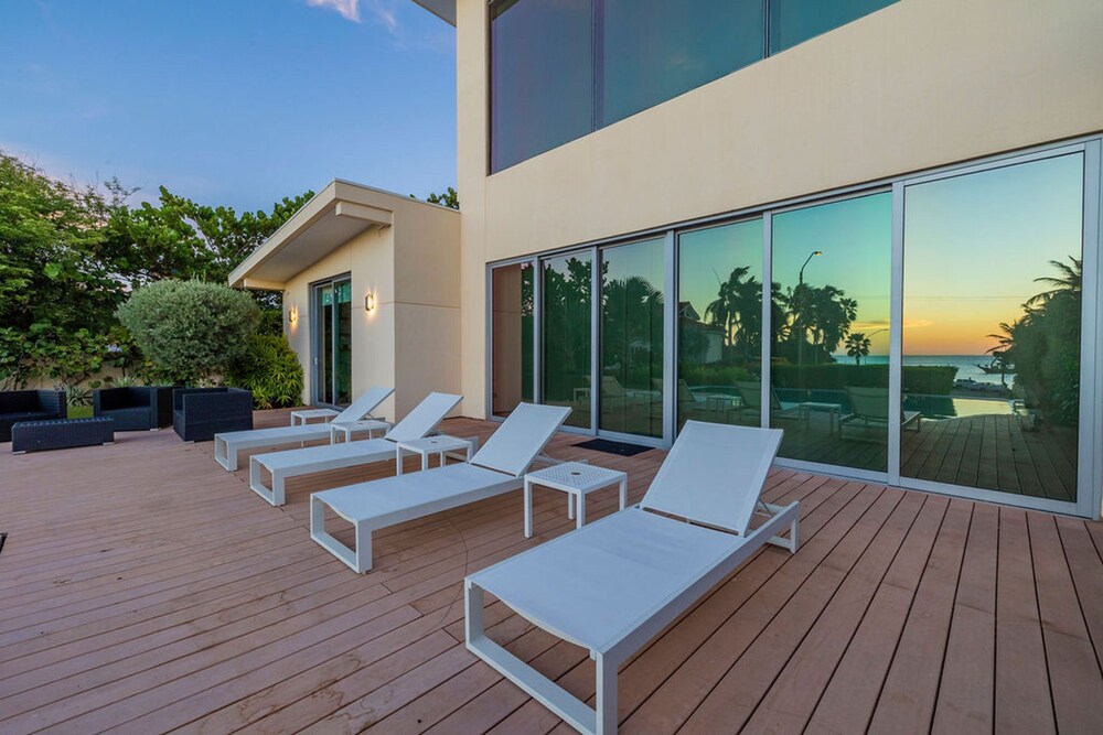 NEW Luxury 4BR Beachfront Villa w Infinity Pool