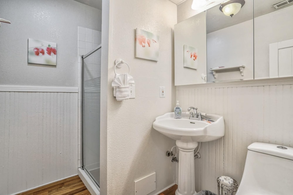 1BR Quiet Neighborhood Nearby Parks view 4