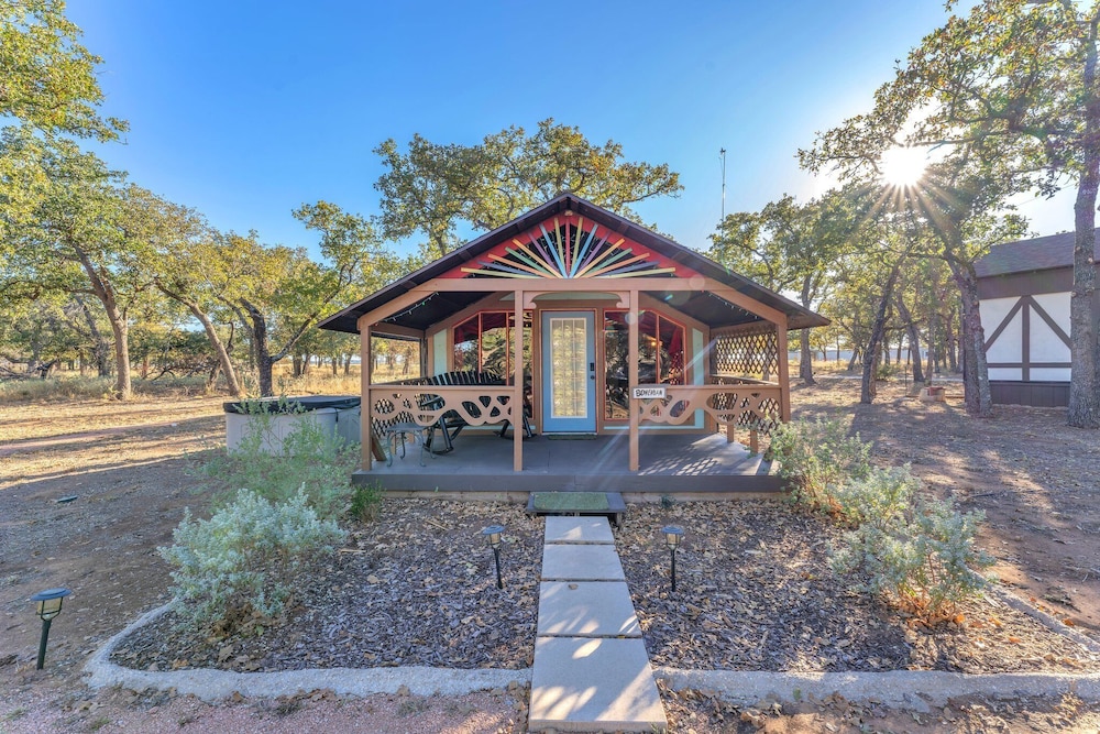 Bohemian Cabin: Hot-tub, Serene Retreat, Pet-friendly, 10-mins to Downtown!