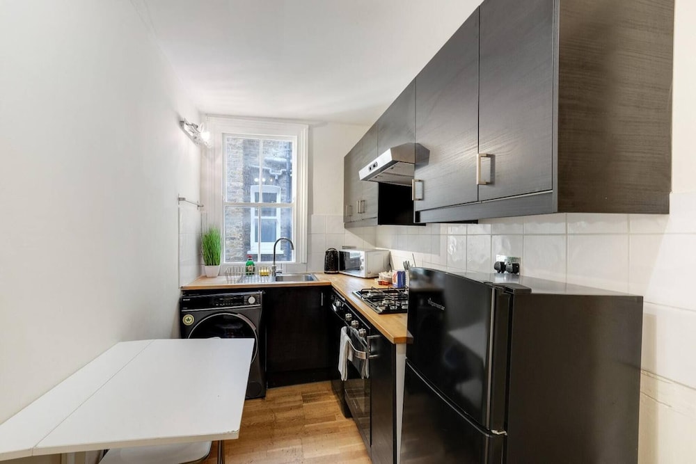Cozy Fulham Retreat With Private Entrance & Hot Tub