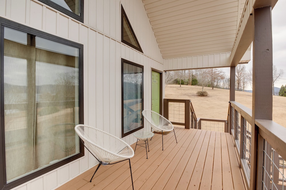 Lake Guntersville Getaway w/ Shared Boat Dock!