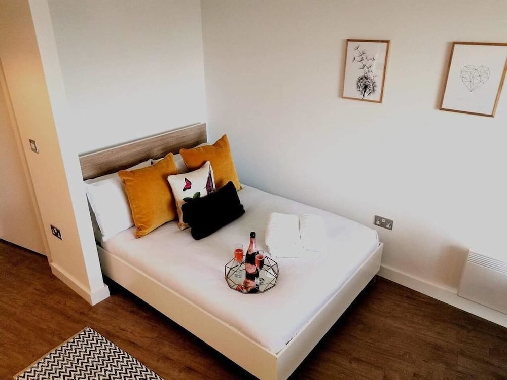 A Modern Studio With Great City Views - 17th Floor, City Views & 2 Minutes to Canal view 3