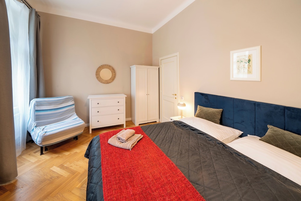 1 Bed Flat - Sleeps 5 - Parking - Wifi