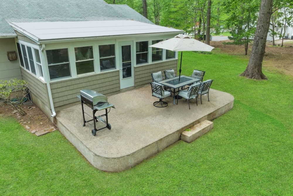 Fall Getaway With Hot Tub Fire Pit and Games