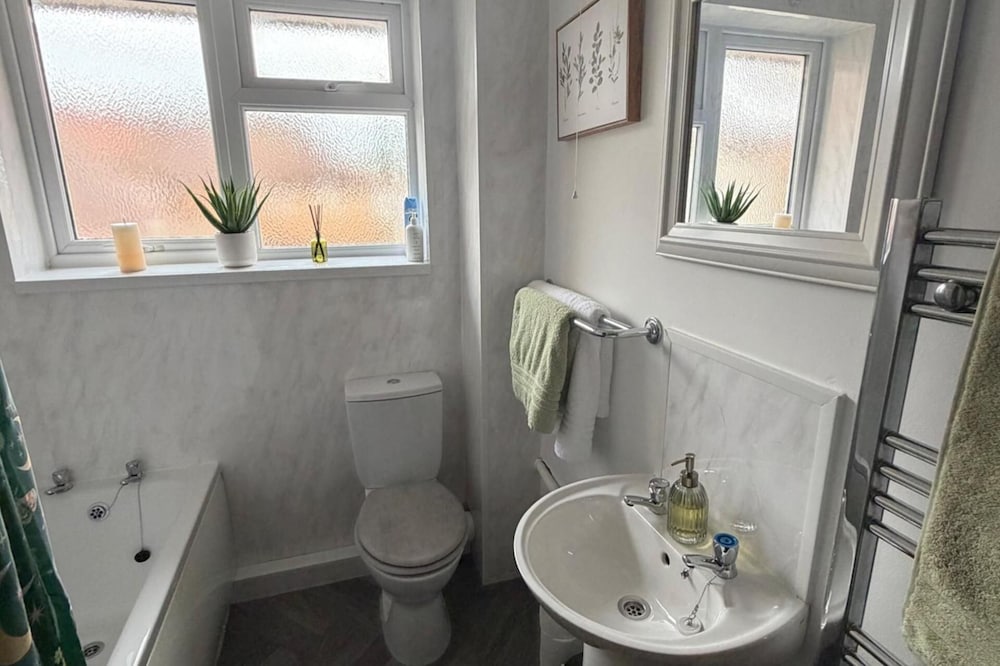 Meriden Apartment Retreat - Sleeps 7 - Near Nec