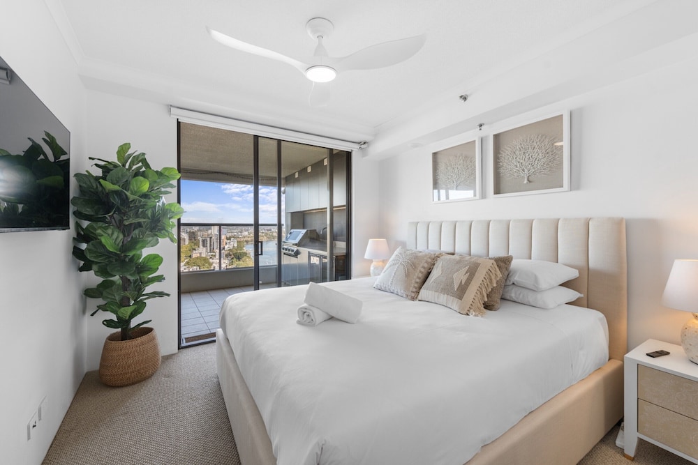 Stylish Brisbane City Stay With Bbq, Pool & Gym