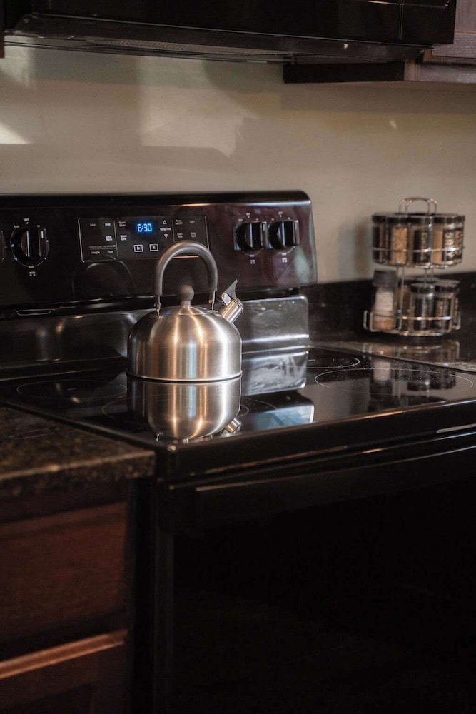 Modern 2 BD Cabin With hot tub & Games & Central Loc