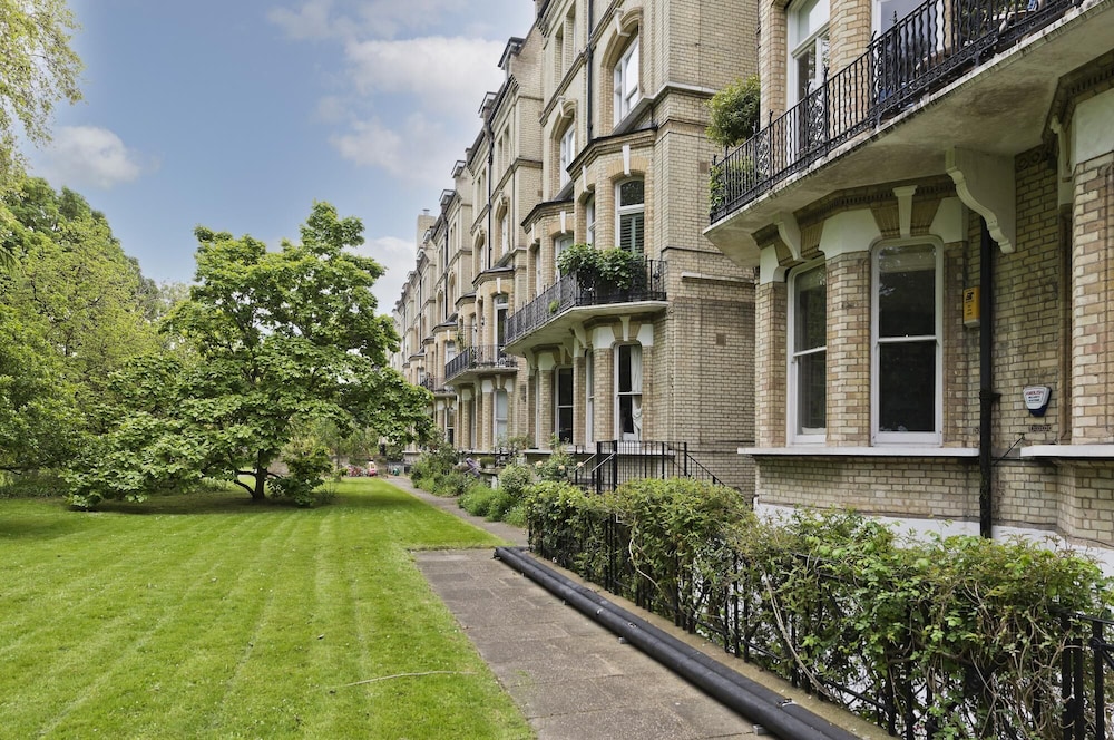 Immaculate two Bedroom Apartment in Chelsea by Underthedoormat
