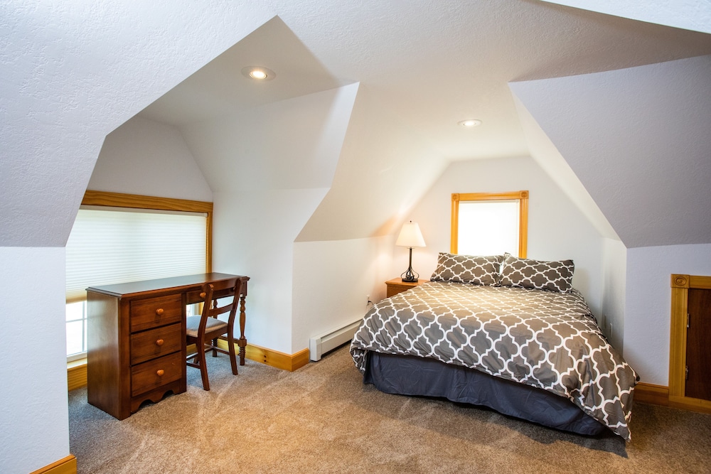 Blue Hill Lodge