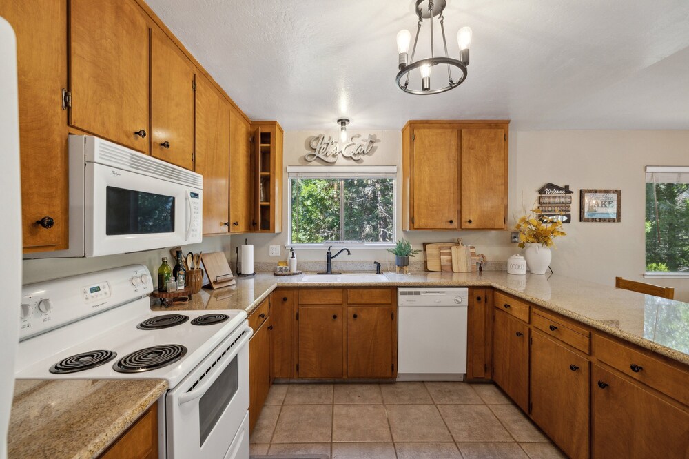 Whispering Pines Retreat 5 Bedroom Home by Yosemite Region Resorts