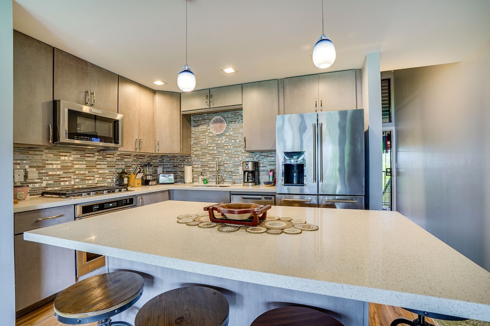 Kaunakakai Vacation Rental w/ Pool Access & A/c!