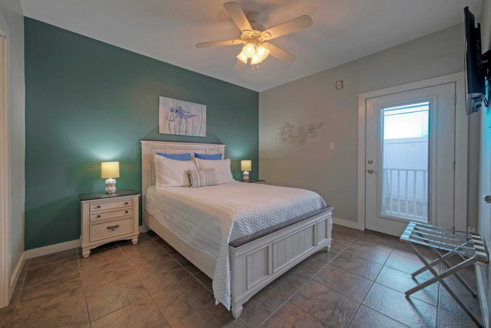 Sleeps 12 w/ Pool + Short Walk to Beach Costa Bahia Dual Retreat