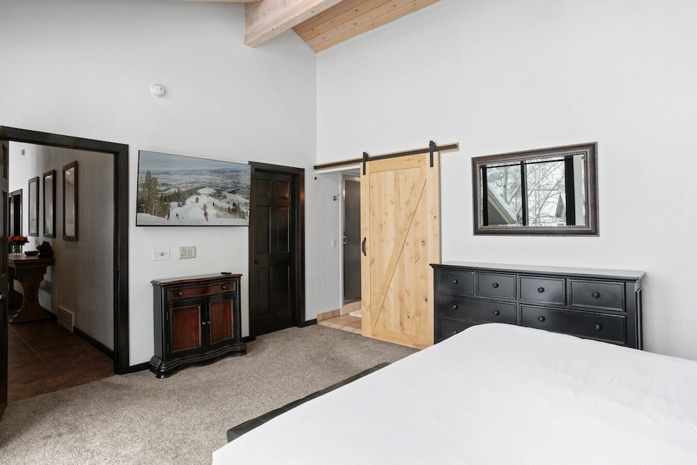 2430 Queen Esther Dr - 5 Bedroom Home with Spa 5 Home