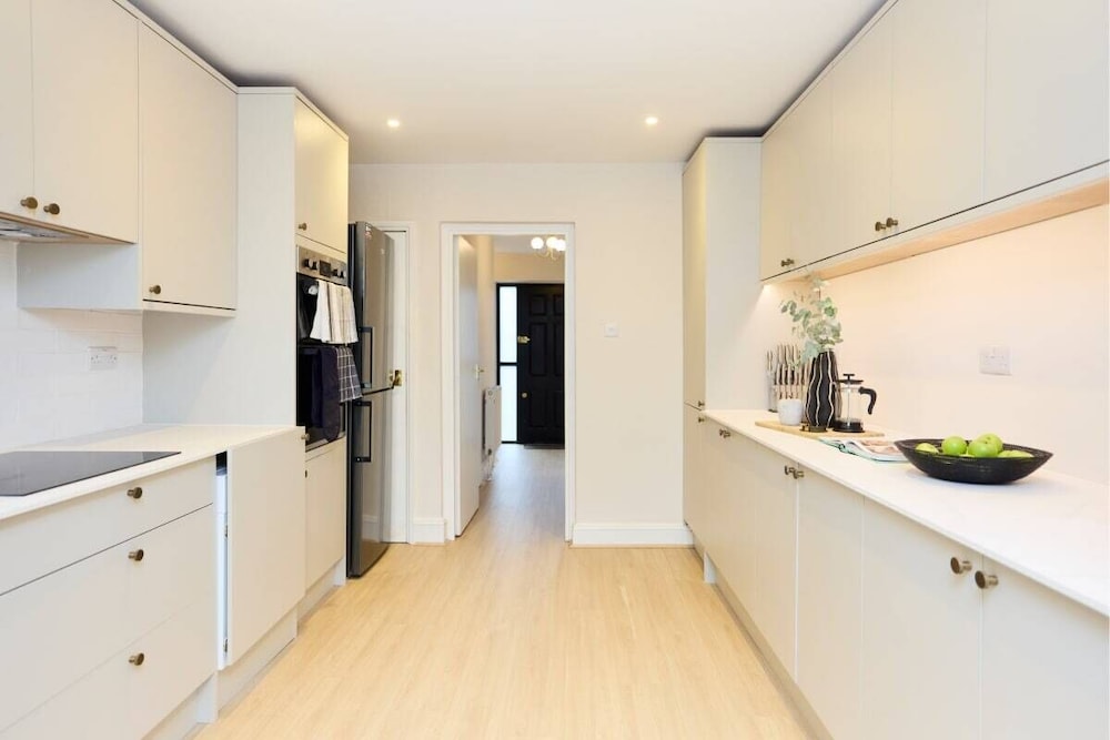 The Wray Crescent Retreat - Dazzling 5bdr House With Parking + Garden
