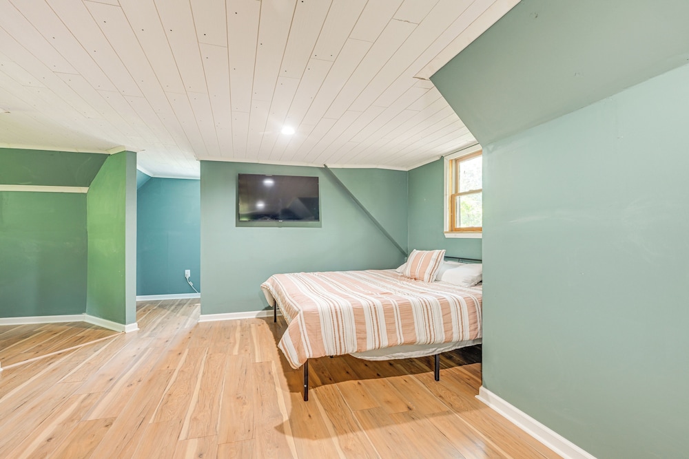 5-story Group Getaway w/ Game Room in Franklin!