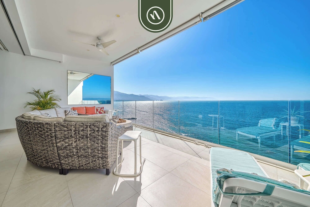 Oceanview Luxury Condo - Private Beach - Rooftpop