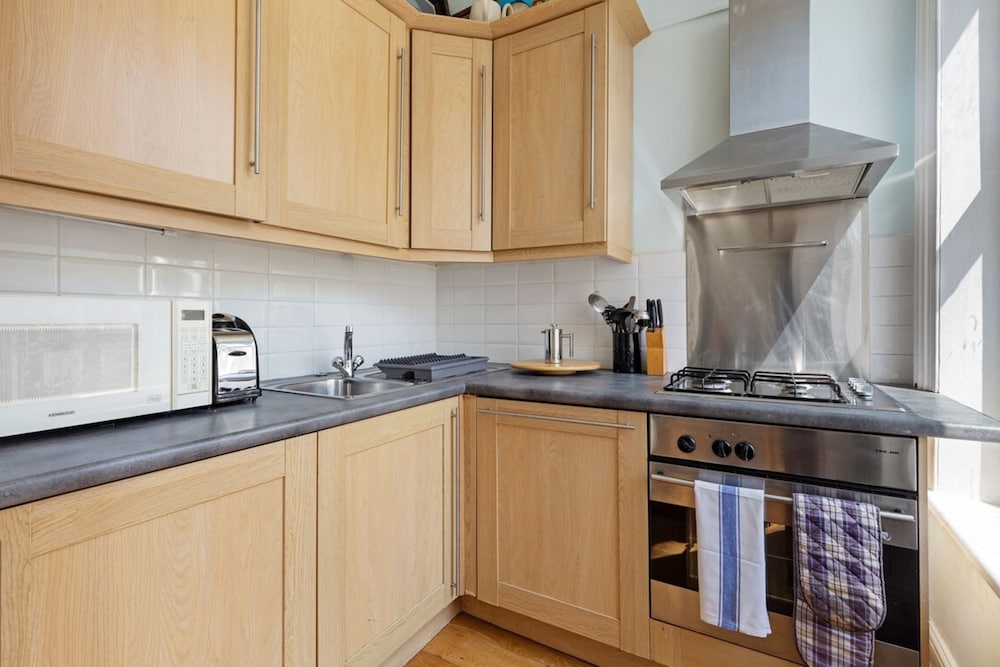Gorgeous 1 Bedroom in Earl's Court With Vintage Furniture