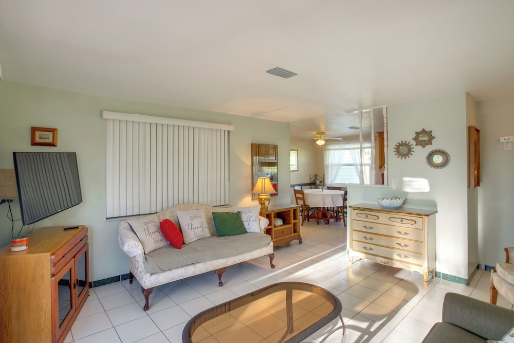 3 Mi to Beach! Sunny Englewood Retreat w/ Lanai