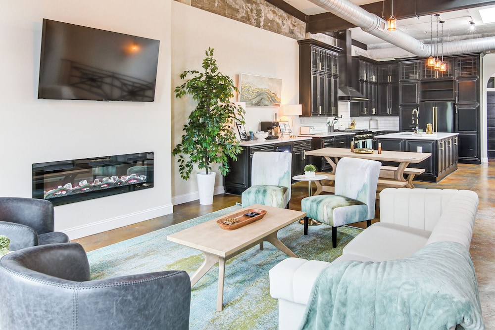 Modern Dtwn Condo w/ Balcony in Hendersonville
