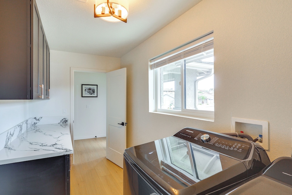 2 Mi to Windsor Beach! Updated, Sleek Family Home