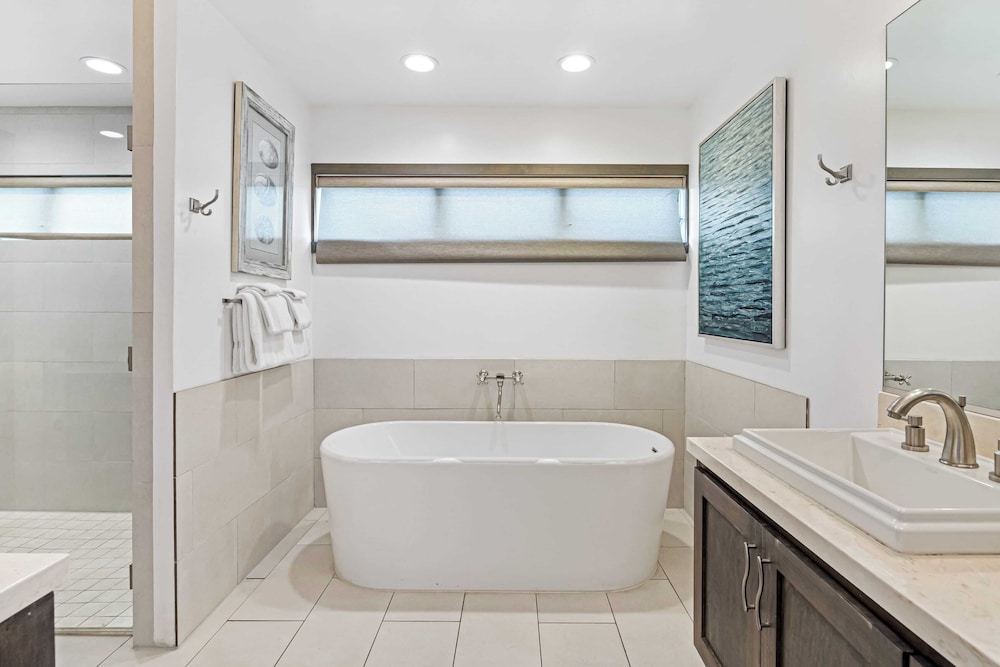 200 East Balboa Oceanview Rooftop Steps to Sand, Pier, Boardwalk & Dining