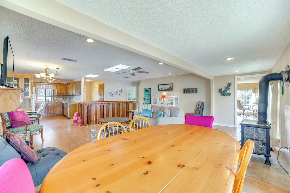 Winnsboro Lake Retreat: On-site Swimming & Fishing
