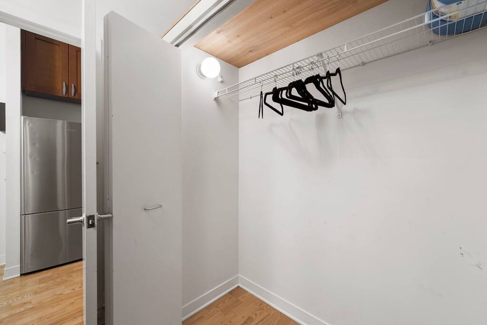 Sleek 2 Bed 2 Bath Condo in Trendy Fulton Market