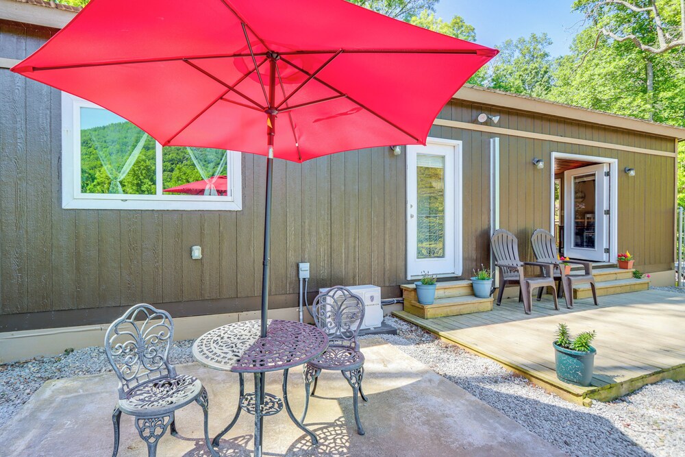 Cozy + Convenient Blairsville Cabin w/ Deck!