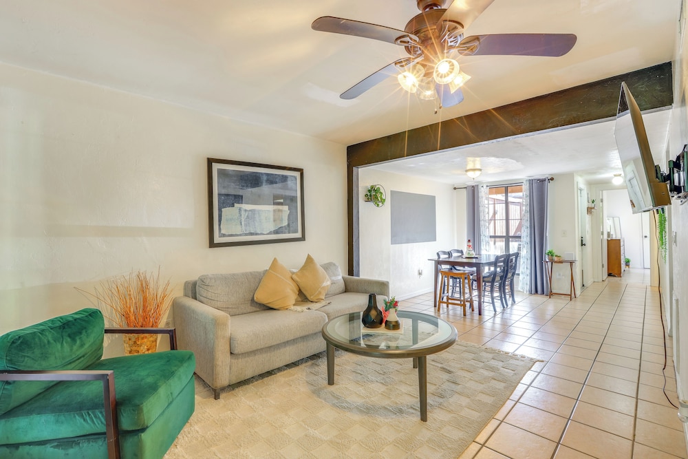 3 Mi to UF Campus: Charming Gainesville Townhome