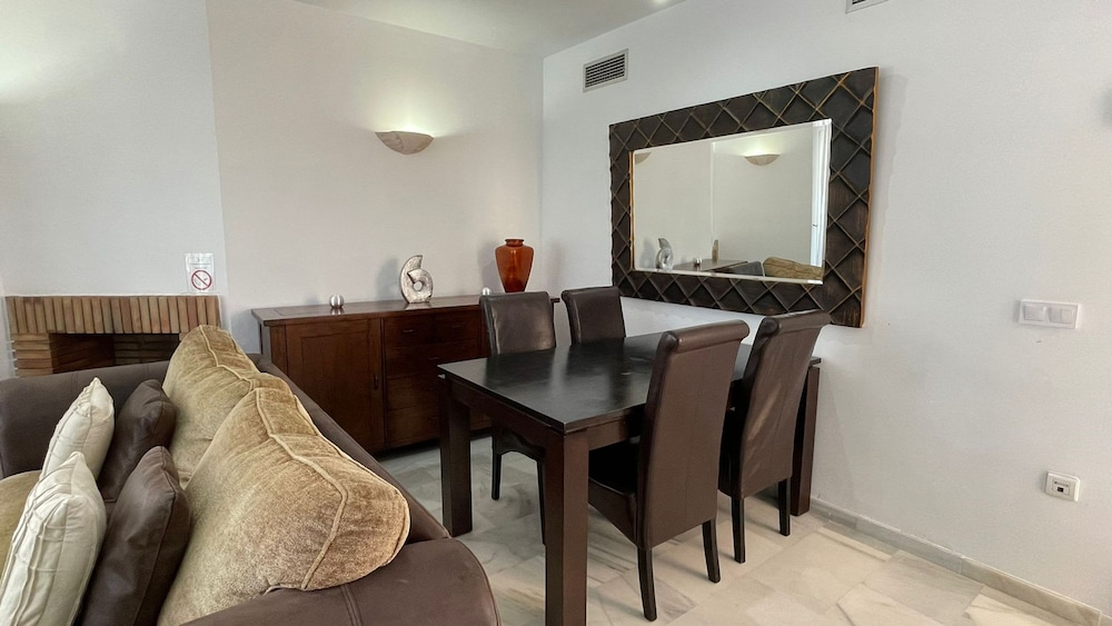Top Floor 2 Bedroom Duplex 360 Views F-5