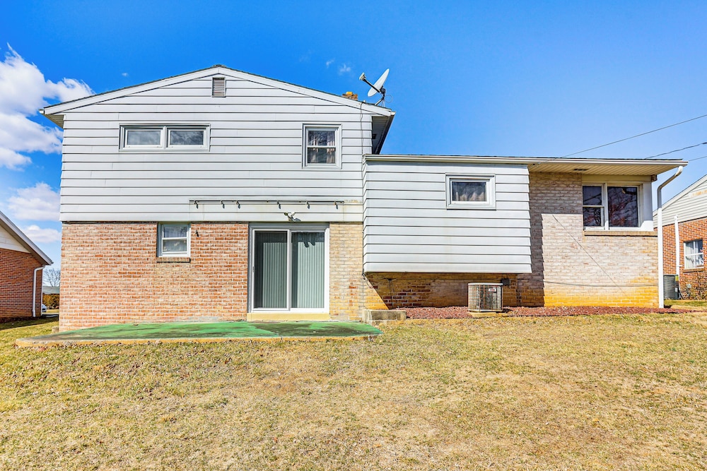 3 Mi to Berkshire Mall: Suburban Stay w/ Yard!