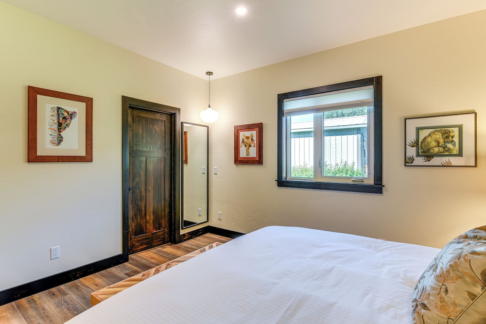 2 Mi to Dtwn Palmer: Custom Valley Home w/ Garage