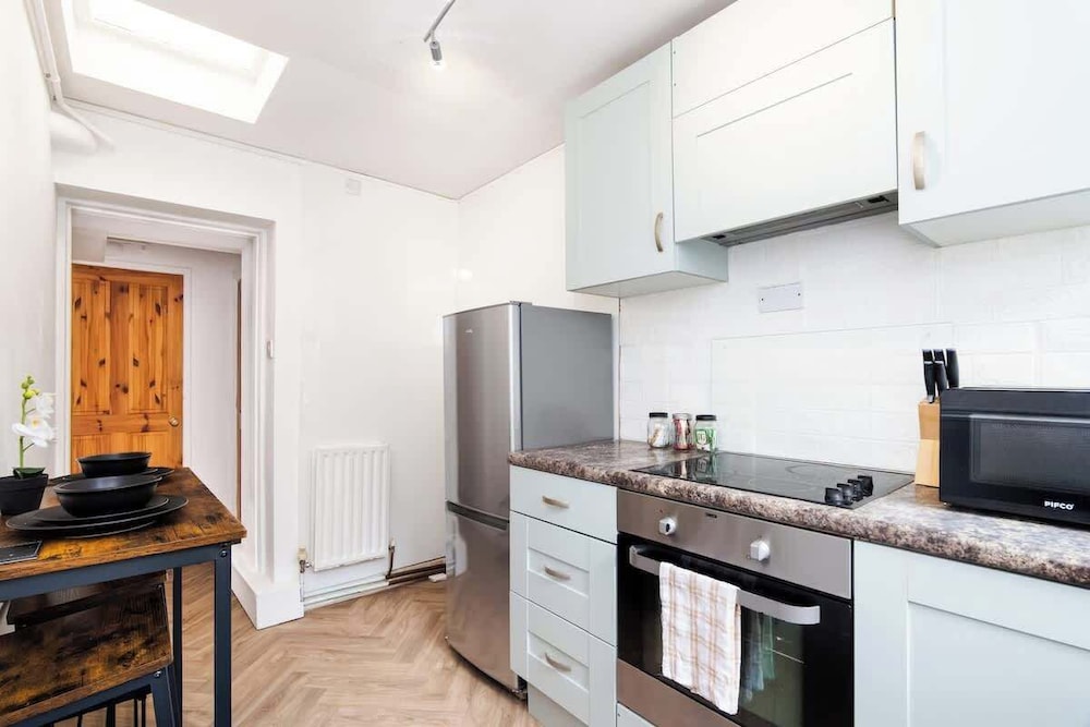 2 Bedroom House - Free Parking