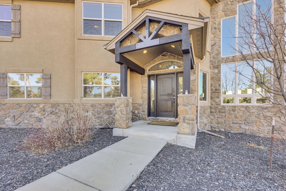 Hot Tub & Games Galore! Colorado Springs Retreat