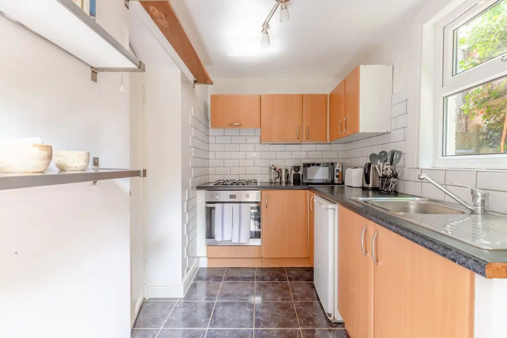 Spacious 2 Bedroom in Gorgeous Camberwell With Garden