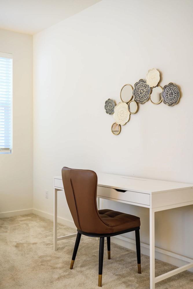 Sunny & Stylish Near LA 4BR Home w Desks & Lounge