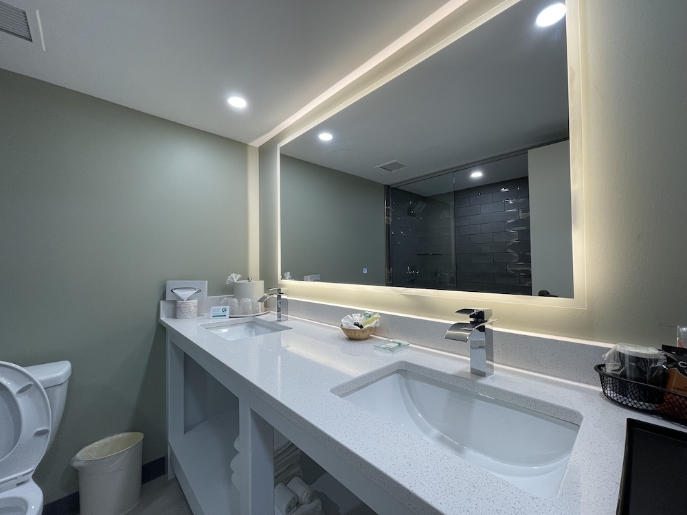 Bloomington Vacations - The Chateau Hotel and Conference Center - Property Image 64