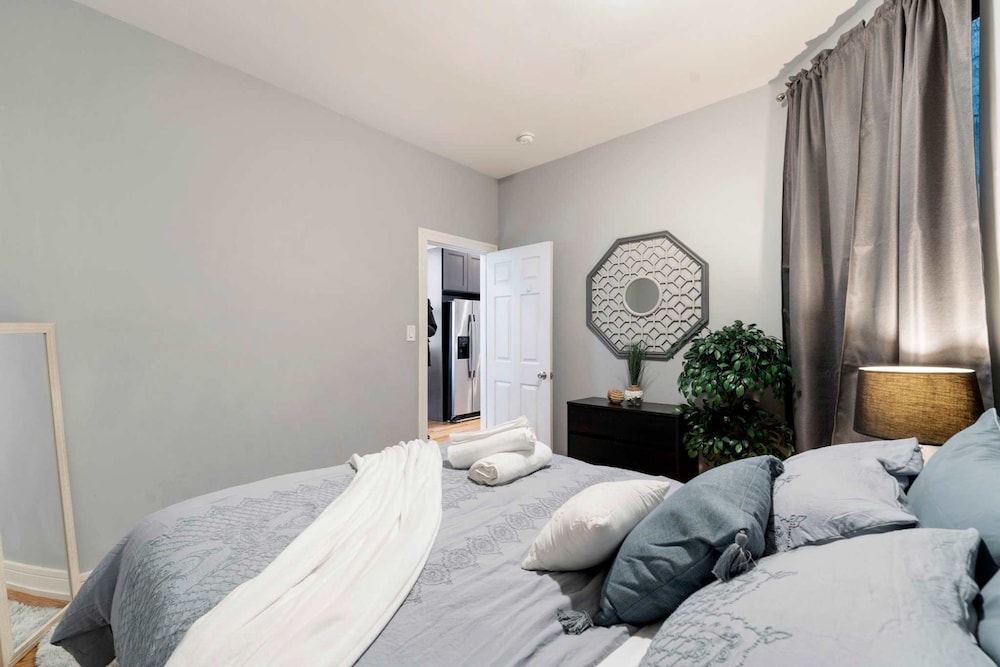 Cozy 2 Bed Home by West Loop With Parking Laundry