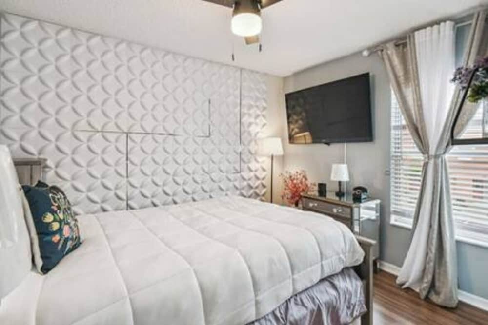 Lake Berkley 4BR Villa - Near Disney & Pool
