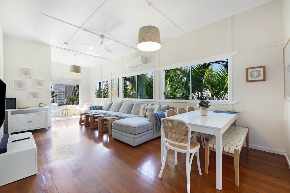 2-bed Beach House in Burleigh Heads Amidst Nature