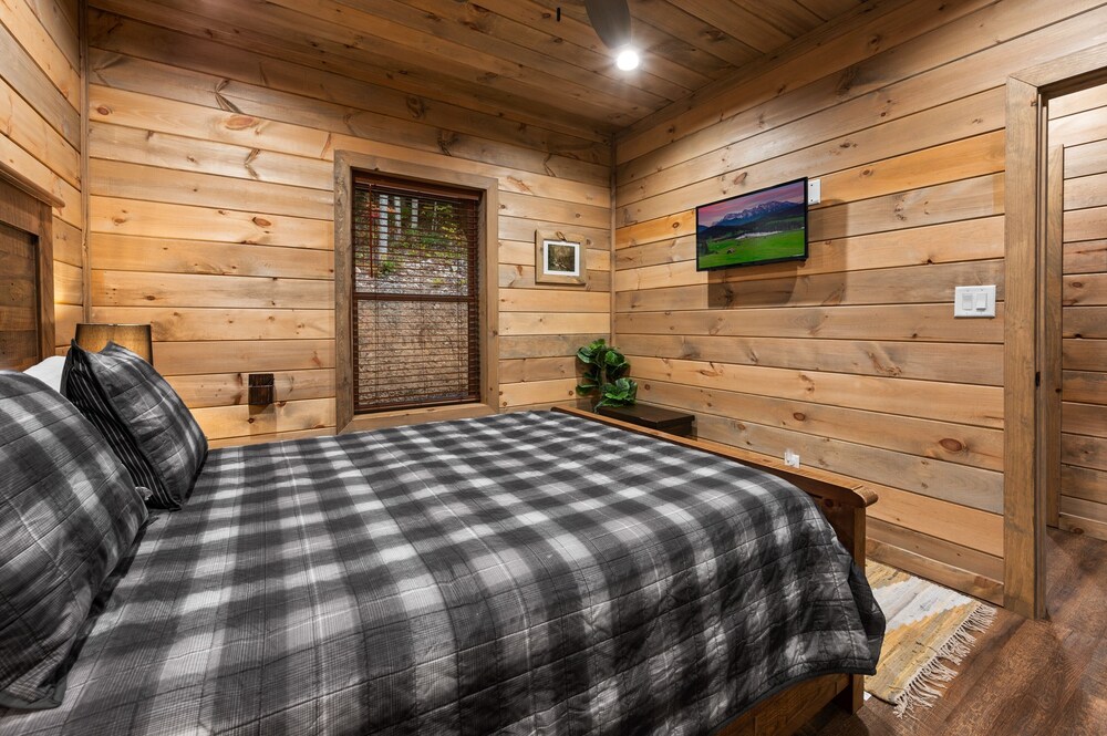 Goodness Gracious 3 Bedroom Cabin by RedAwning - Property Image 35