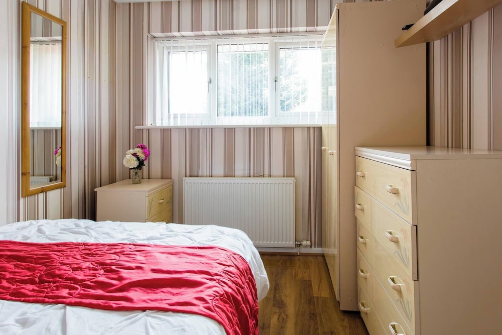 2 Bedroom Holiday Home Eith 3 Beds & Sofa Bed Near Manchester City Stadium