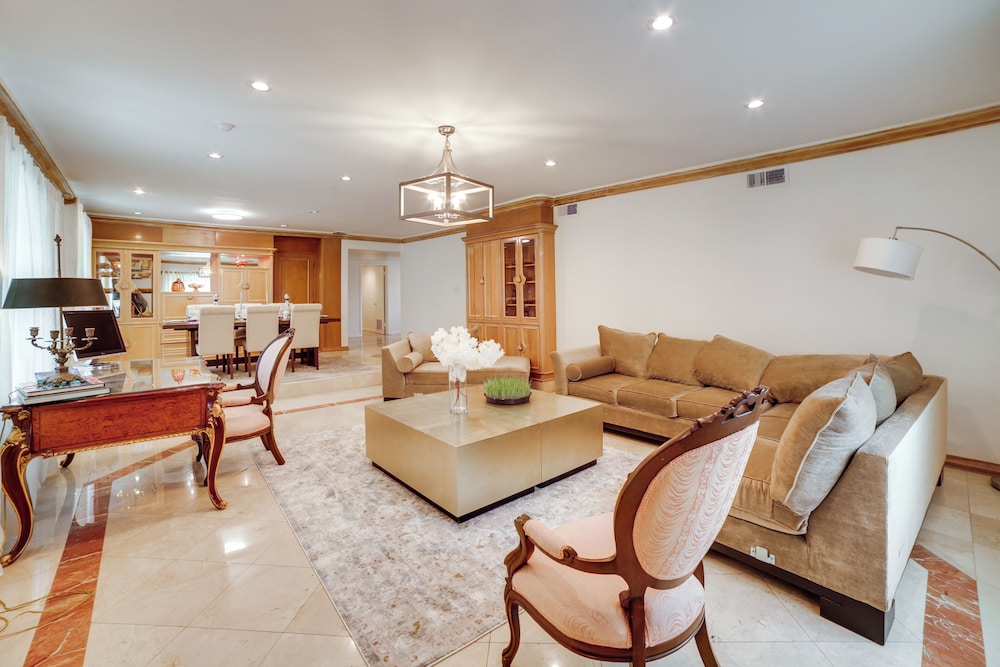 Private Pool & Patio: Luxe Encino Family Getaway
